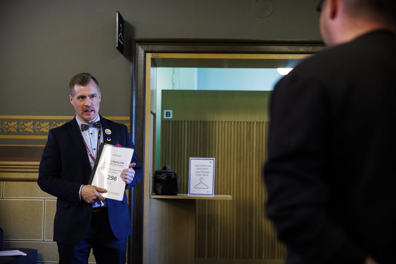 Oulun kaupunginvaltuuston puheenjohtaja Lauri Nikula (kesk.) otti vastaan Oulunsalon kirkonkylän koulun puolesta kerätyn adressin. Sen on allekirjoittanut 1 298 henkilöä.