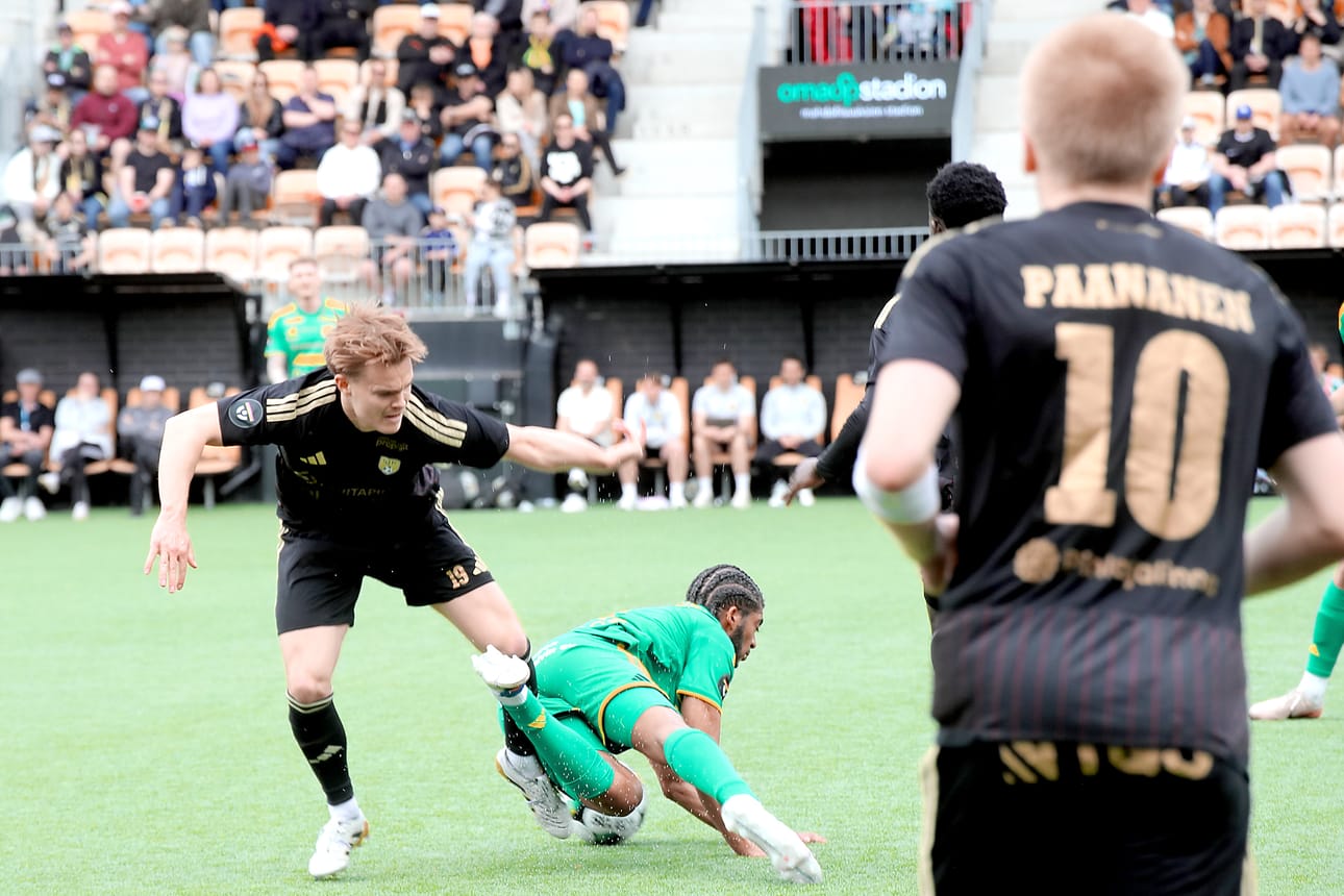 SJK:n Elias Mastokangas pysäyttää Yiandro Raap vapaapotkun arvoisesti. Kasper Paananen todistaa tilannetta.