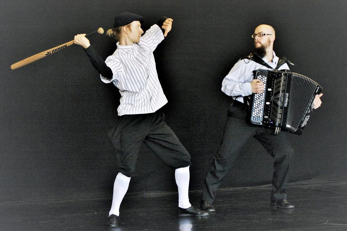 Tommi Ollikainen taistelee pesäpallomailalla haitaristi Toni Perttulaa vastaan taidesirkusesitys Läpilyönnissä 2017.