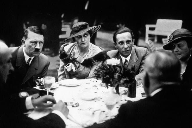Magda Goebbels surmasi natsi-Saksan raunioilla itsensä ja kuusi lastaan. Dokumentti kertoo, miten sivistyneestä ja tyylikkäästä seurapiirineidosta tuli kolmannen valtakunnan ensimmäinen nainen. Kuvan keskiössä ovat Adolf Hitler, Magda Goebbels ja Joseph Goebbels. KUVA: Yle Kuvapalvelu