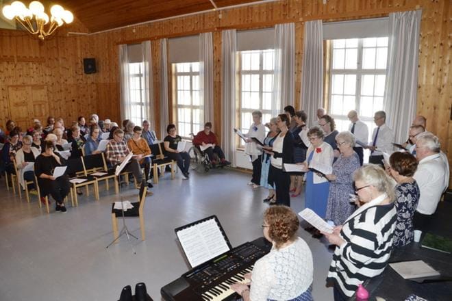 Seurantalojen avustusta voi hakea yhteisö, joka omistaa vapaaseen kansalaistoimintaan tarkoitetun seurantalon. Alvar Aallon suunnittelema Alajärven Nuorisoseura on maailmankuulun arkkitehdin nuoruudentyö. Kuvassa esiintyy Alajärvi-kuoro kevätkonsertissaan. KUVA: MARKKU TURPELA