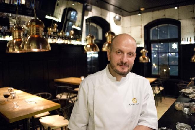 Tv-kokki, keittiömestari Hans Välimäki uskoo, että säännöstelyn purkaminen lisäisi työllistymistä ravintola-alalla, parantaisi ennen pitkää alan keskipalkkoja ja vaikuttaisi siten myös alan haluttavuuteen. KUVA: Jukka Vuokola, arkisto