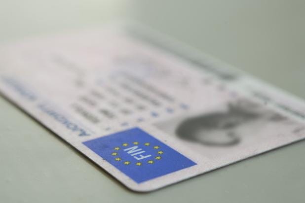 Trafin asiakaspalautteen mukaan monet yritykset eivät kelpuuta henkilötodistuksena ajokorttia, joka on vaihdettu ulkomaalaisesta ajokortista suomalaiseen. KUVA: Tomi Vuokola