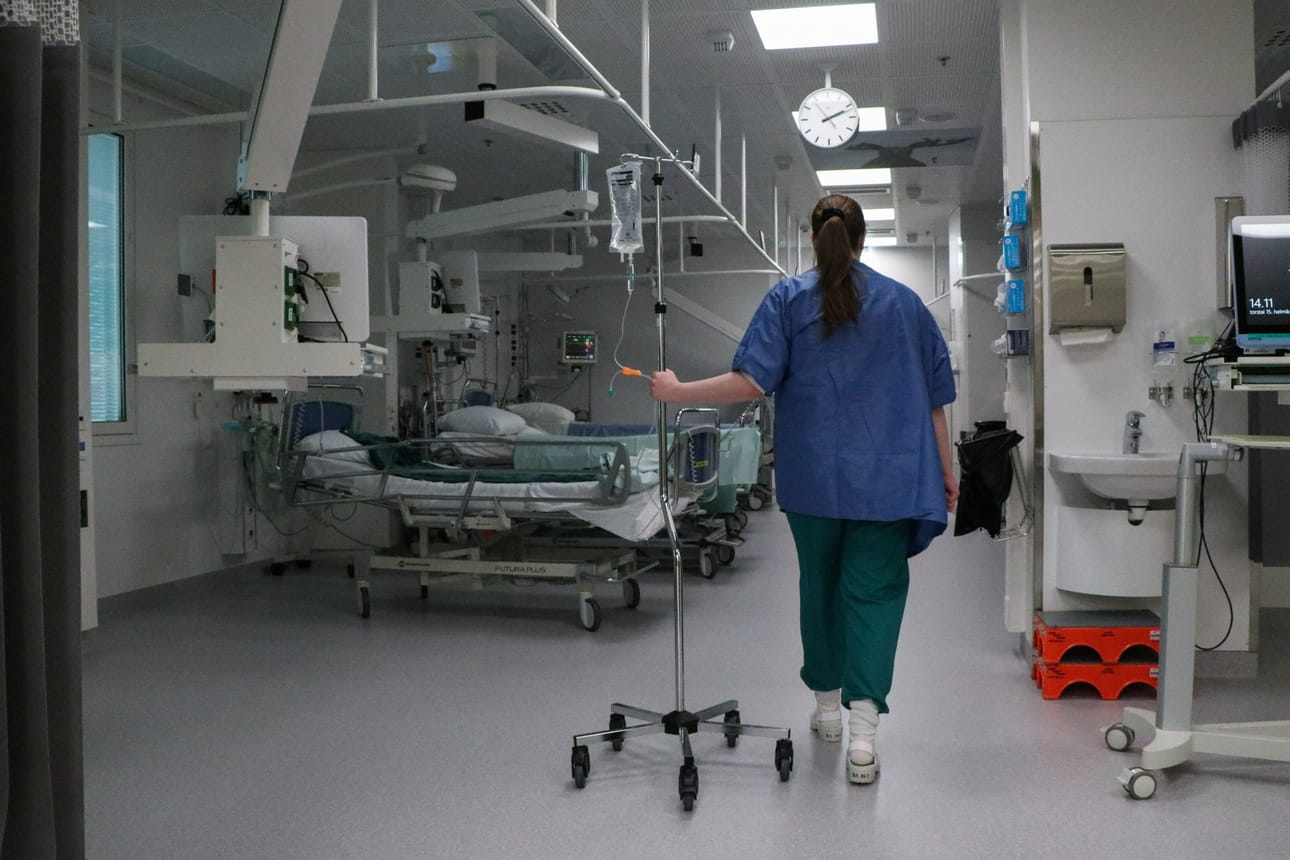 Hoitaja leikkausosastolla. Analyysin mukaan luottamus terveydenhuoltojärjestelmään heikentynyt eniten niissä väestöryhmissä, jotka käyttävät paljon palveluja. LEHTIKUVA / LAURA UKKONEN