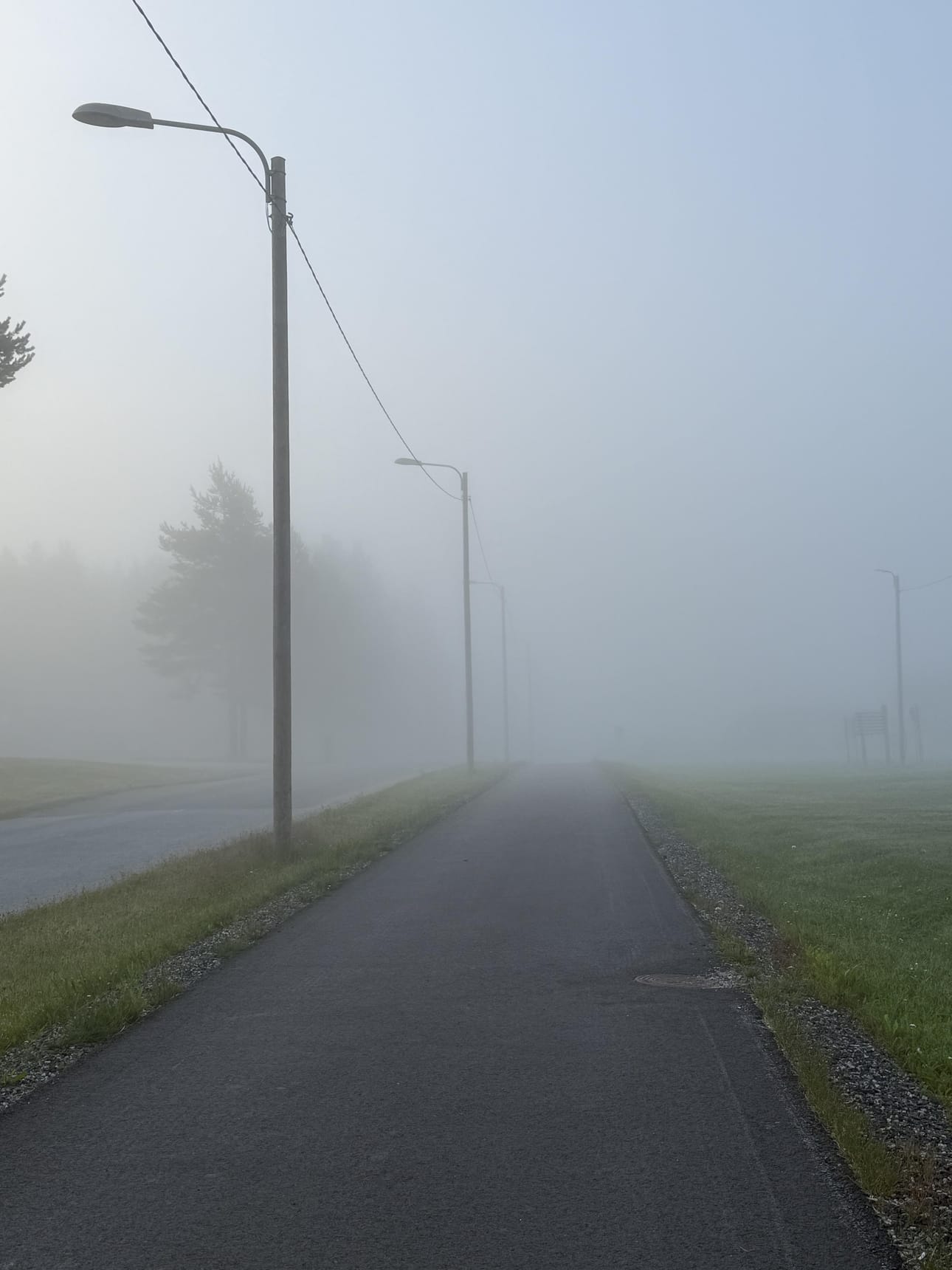 Aamu (21.7.) Taivalkoskella oli poikkeuksellisen kaunis ja tunnelmallinen. Viileä ja raikas ilma yhdistyi matalana leijailevaan sumuun, jonka läpi auringonsäteet murtautuivat luoden maisemaan lähes satumaisen tunnelman. Vaikka lämpötila oli alhainen, sää tuntui virkistävältä ja kesäaamu parhaimmillaan.