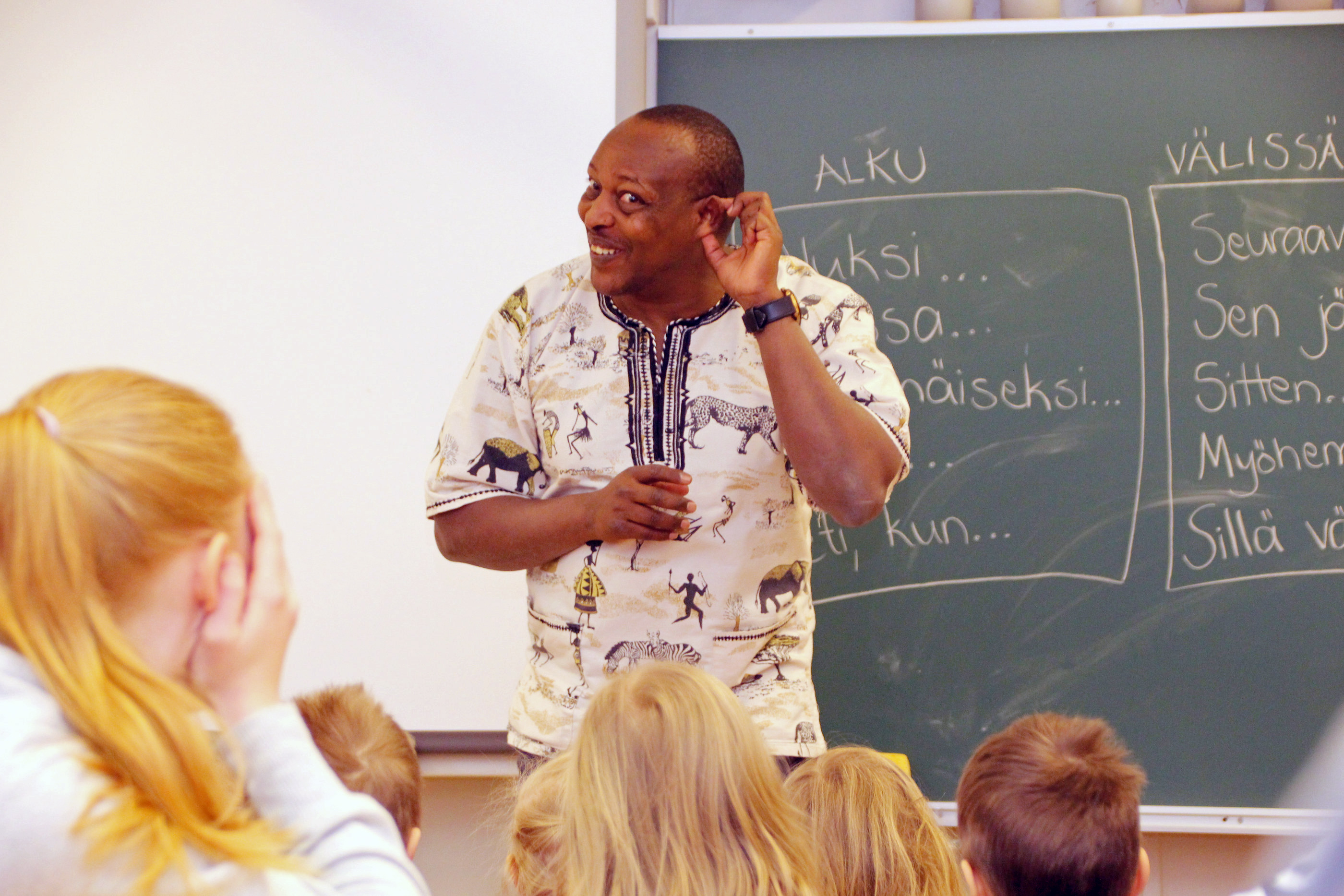 Entinen urheilija, nykyinen kirjailija ja satusetä Wilson Kirwa kertoi tarinoita Luohuan koululaisille. Kyläilykutsun olivat lähettäneet koulut ja Nousevan rannikkoseudun Mun Koovee -hanke.