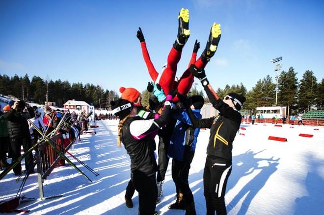 Maakuntaviestin perinteiset voittajaseremoniat maalissa: ankkuri lentää ilmaan. Kuva on vuoden 2017 viestistä, jonka voitti Vaasan joukkue. ARKISTOKUVA: KRISTA LUOMA