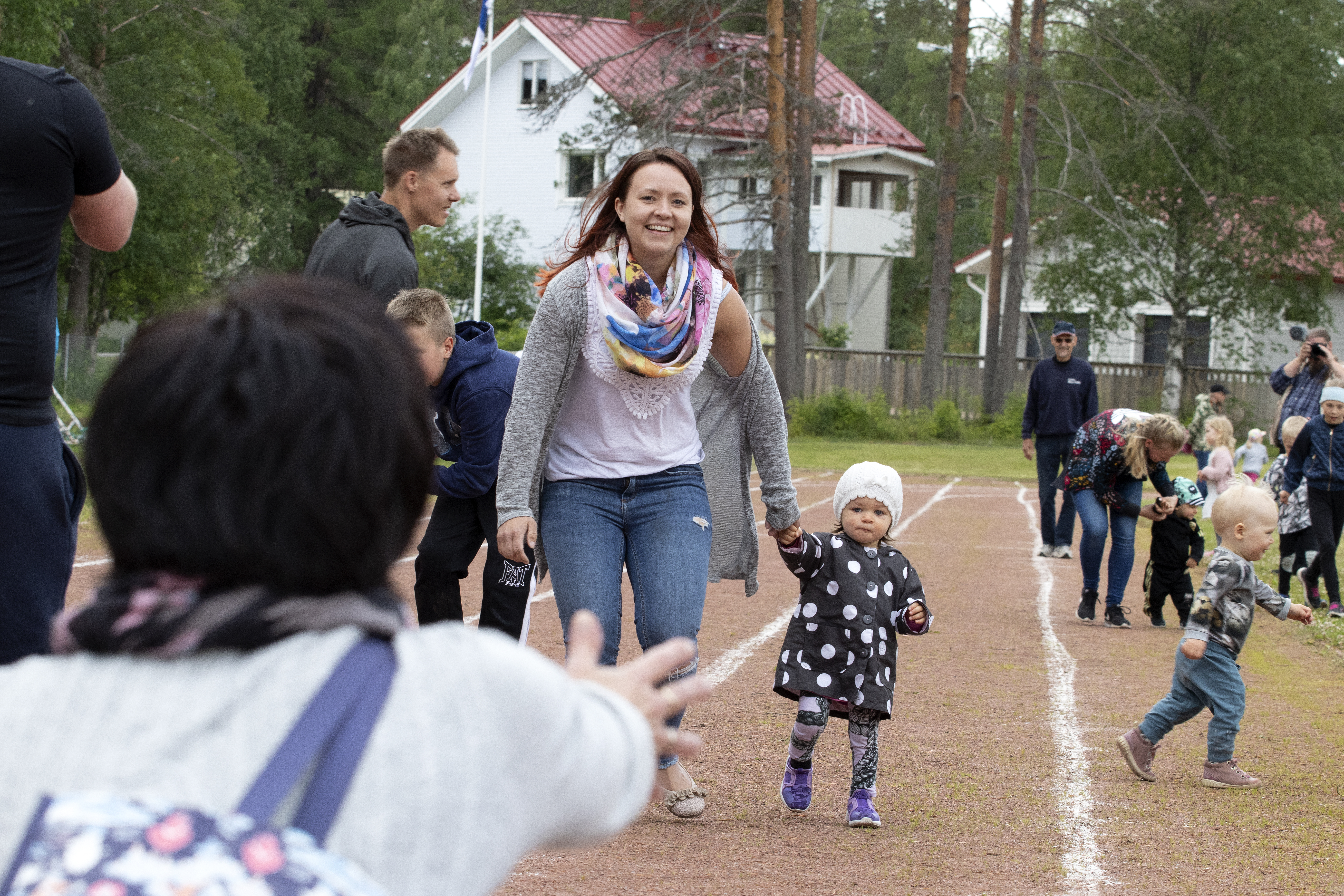 Metti Herrasen juoksu kohdistui suoraan maalissa odottaneen mummon syliin. Äiti oli vain pienenä tukena.