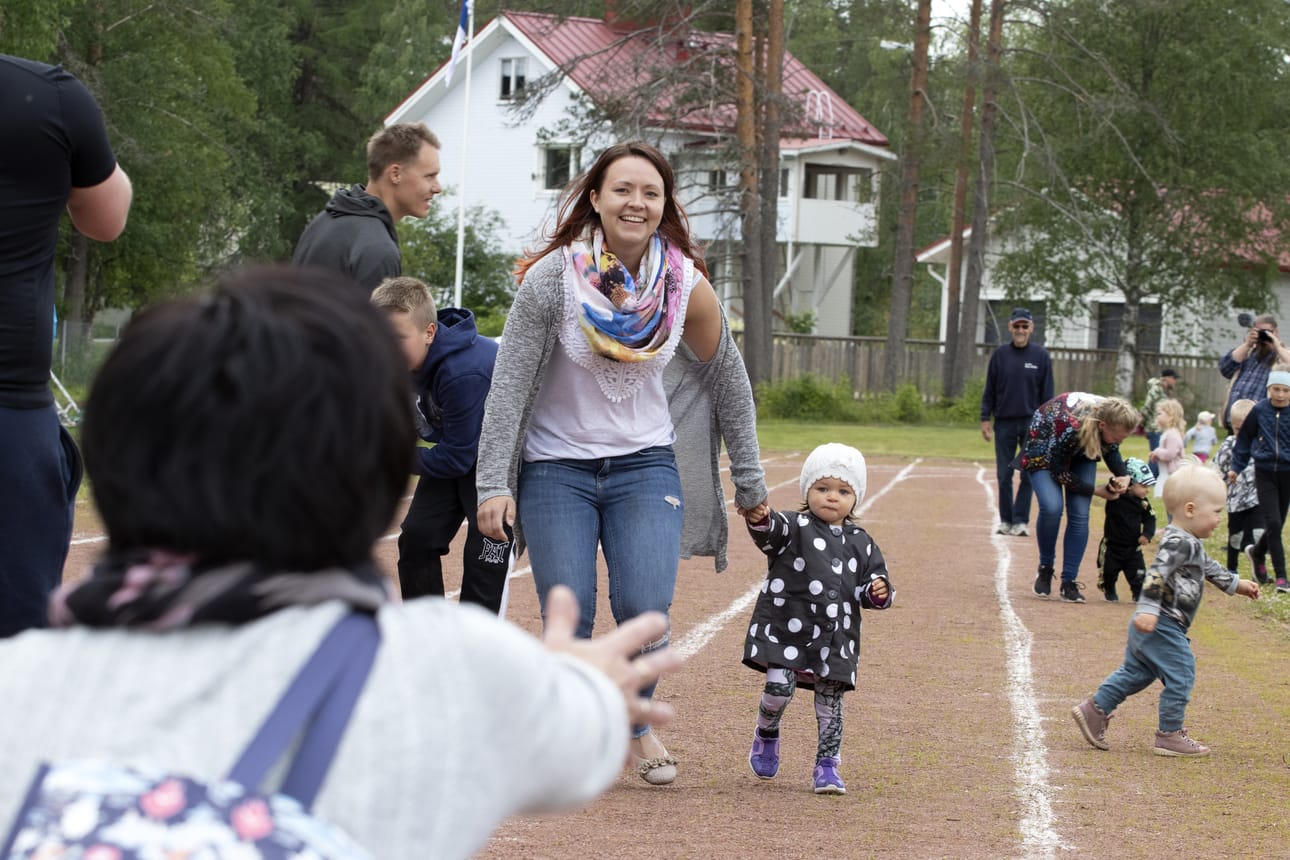 Metti Herrasen juoksu kohdistui suoraan maalissa odottaneen mummon syliin. Äiti oli vain pienenä tukena.