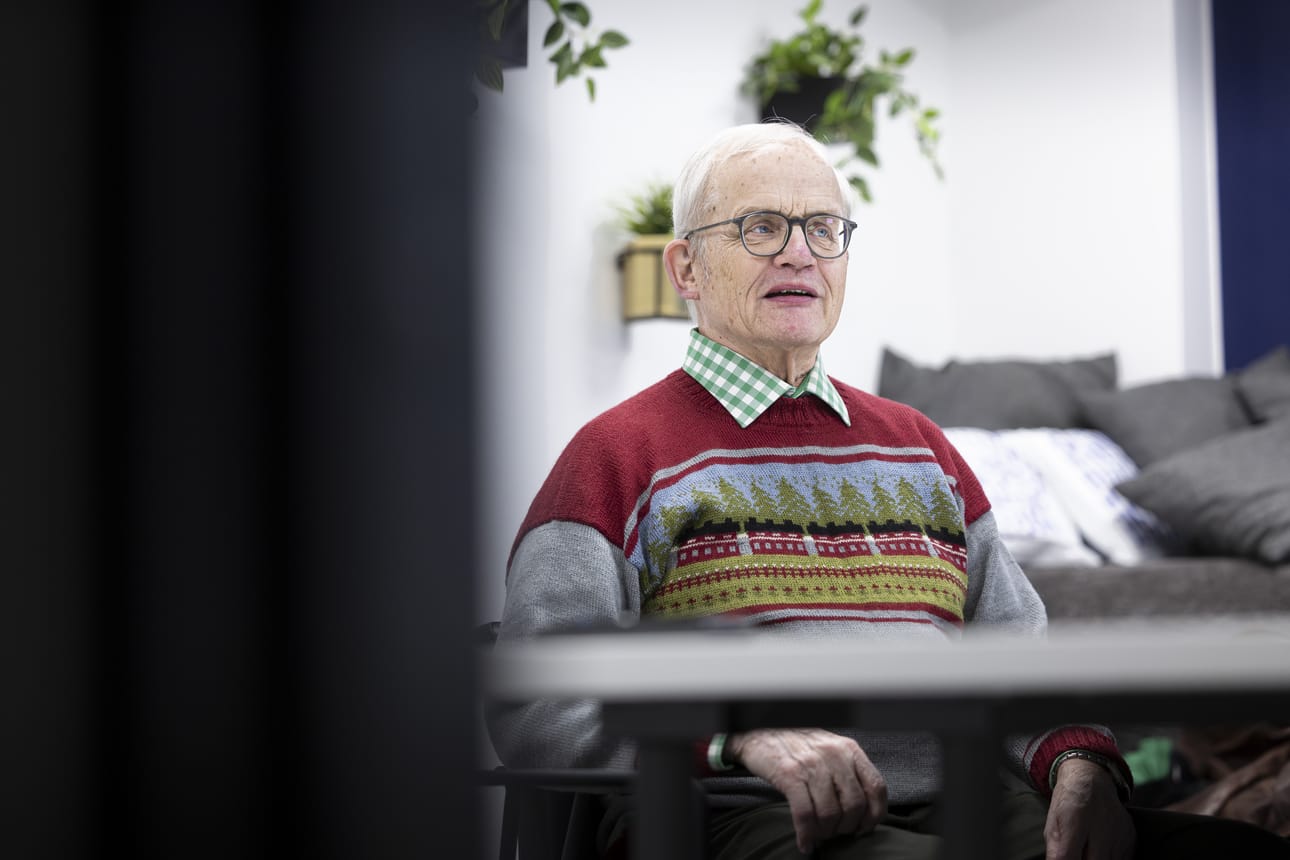 Valtionpäiväneuvos Jukka Vihriälä kantaa huolta kansanopistojen tulevaisuudesta. Pelkona on, että maahanmuuttajien kotouttamiskoulutus siirretään niiltä pois.