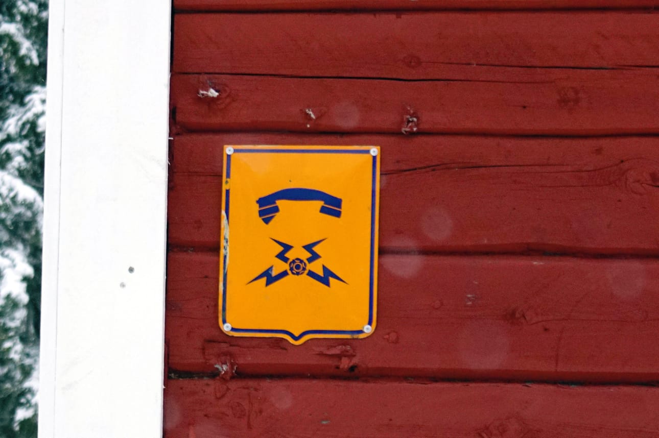 Tällainenkin on monen hirsitalon seinässä ollut, valtion puhelintalon merkki on lähtöisin Ruuhensuolta.