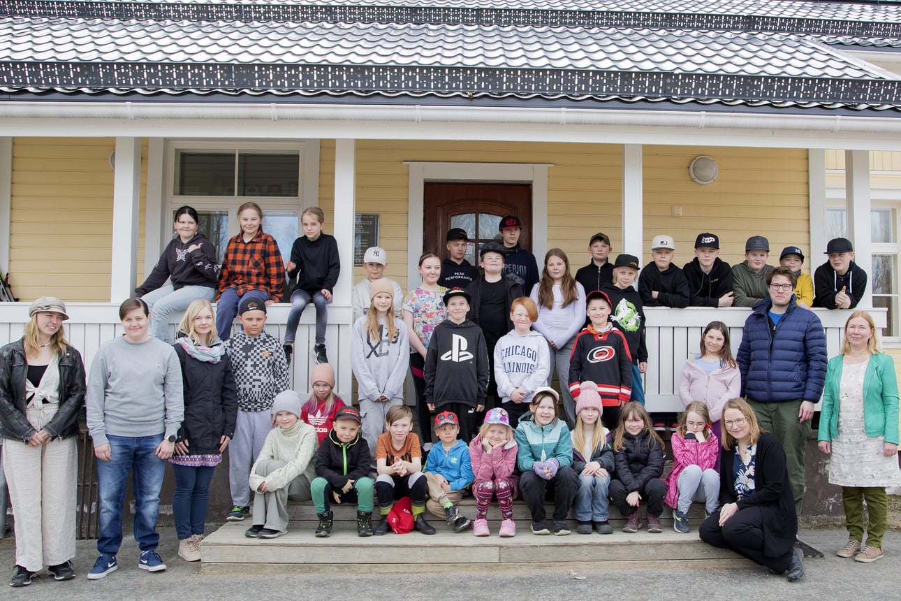 Satavuotias Taipaleen koulu Rovaniemellä on yhä kylän sydän – aikanaan ensimmäistä opettajaa houkuteltiin kouluun asunnolla ja lehmän laitumella