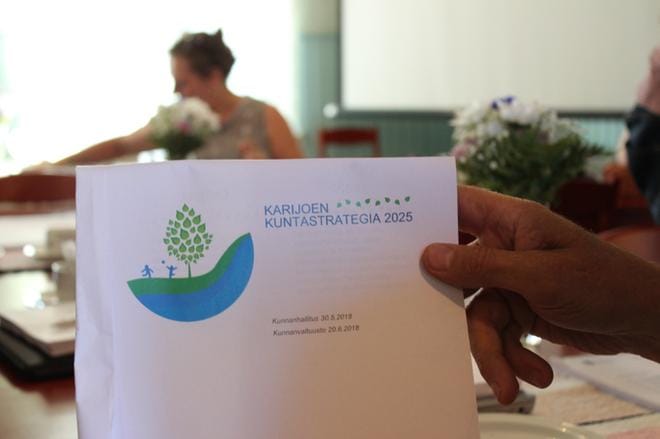 Sinivihreä tunnuskuva on Karijoelta kotoisin olevan Laura Paasivirran suunnittelema. KUVA: MINNA ZILLIACUS