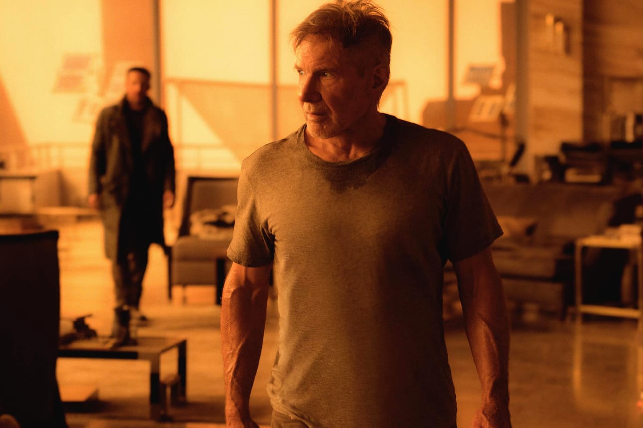 Vanha salaisuus vie Ryan Goslingin poliisin konstaapeli Deckardin (Harrison Ford) jäljille.
