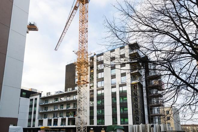 Nostokurjet ja ylöskurkottavat kerrostalot ovat tuttu näky monissa Suomen kaupungeissa. Tämä työmaa on kuvattu syksyllä Tampereella. KUVA: Timo Marttila / Arkisto