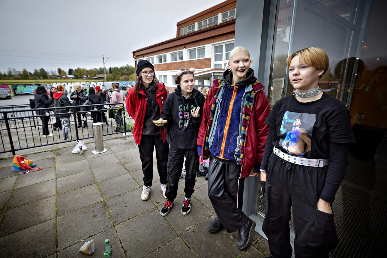 Kaisla Varho (oikealla), Nea Salo, Oona Holmberg ja Pinja Valtee ovat tutustuneet toisiinsa Käärijän keikoilla.