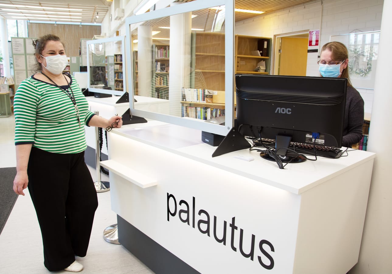 Ursula Laitakari (vasemmalla) on toiminut Ähtärin kirjastotoimenjohtajana marraskuusta 2014 lähtien. Arkistokuva.