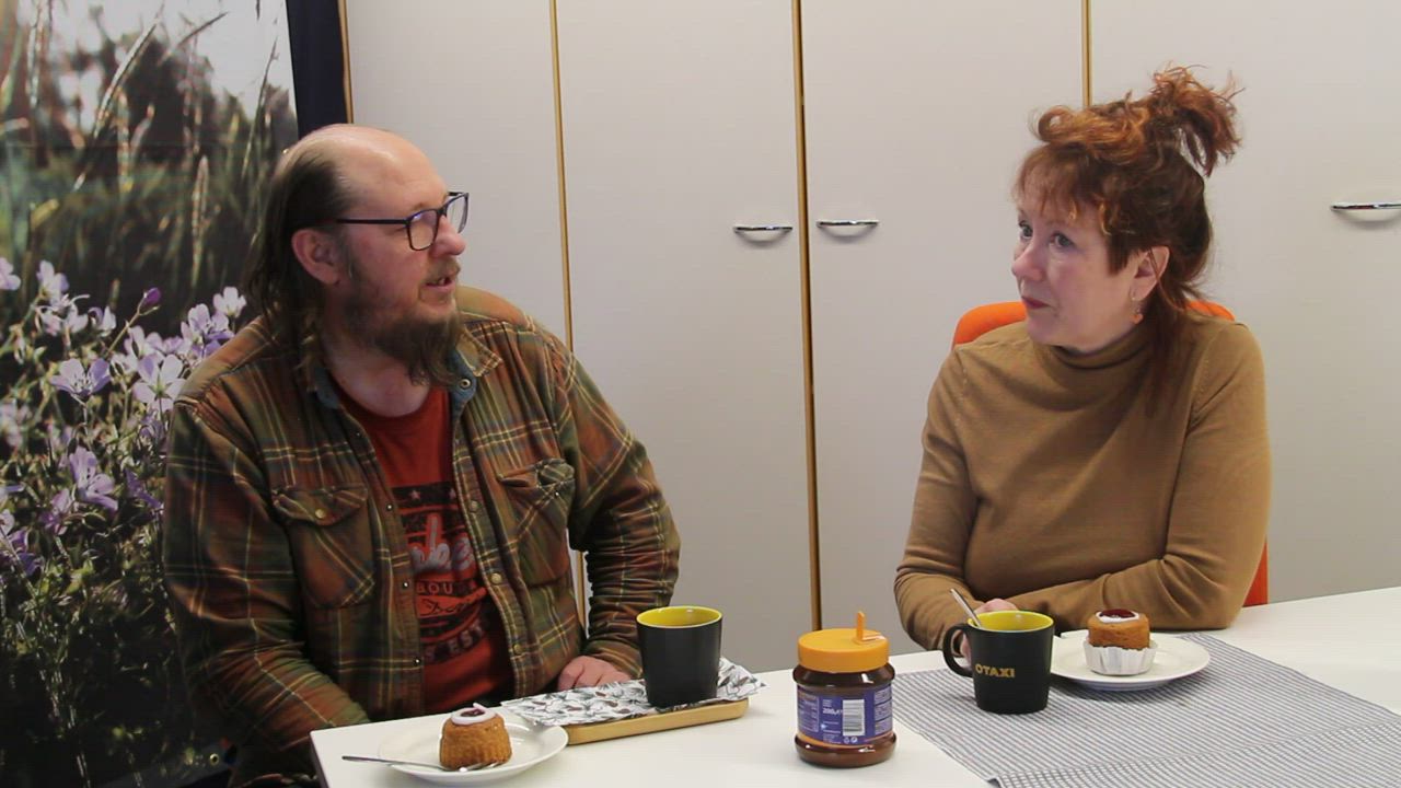 Kahen Kahavit 3.2.2023: "Kiristitkö pultit?" Jarmo Tyyskä muistelee Helin kanssa juttukeikoilla sattuneita ajokokemuksia