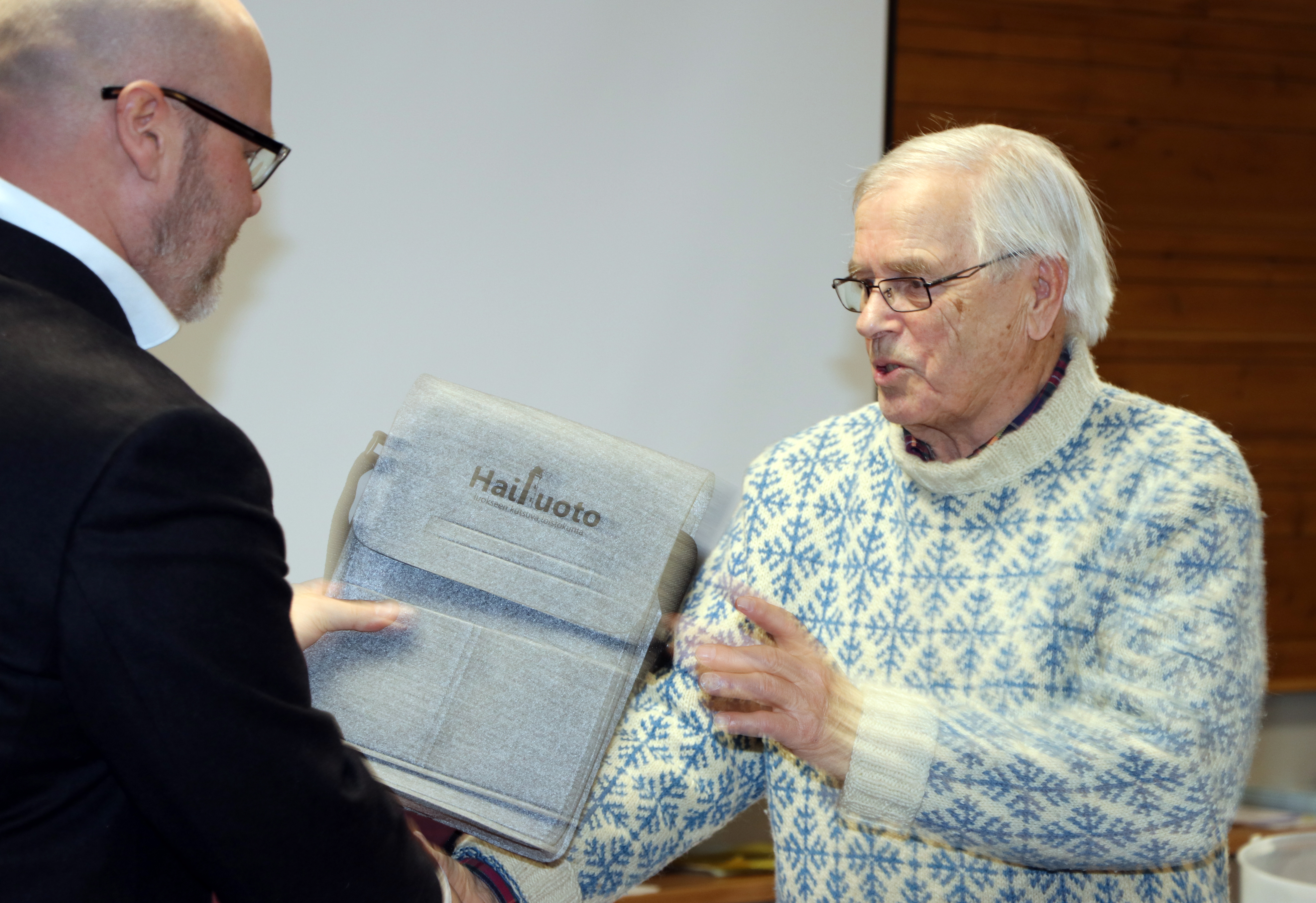 Kalevi Tönkyrä muistamista noutamassa.
