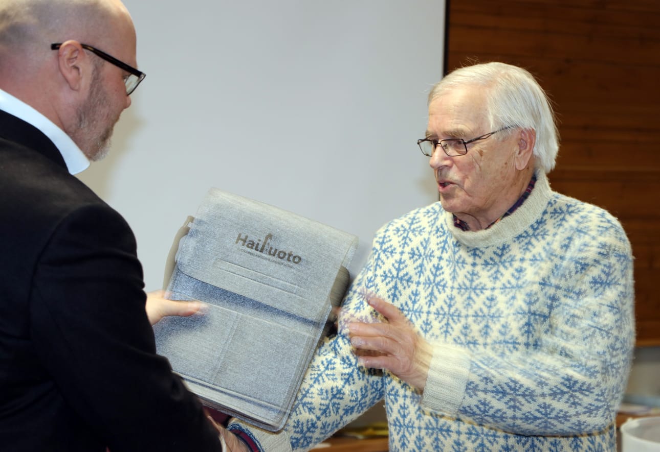Kalevi Tönkyrä muistamista noutamassa.
