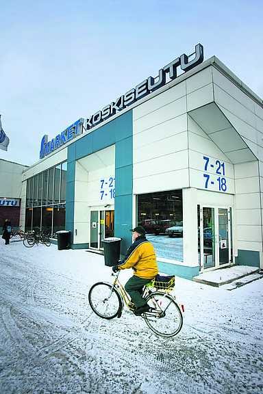 Tuoretta tarjolle. Sinikka Lurro täyttää leipäkoreja Oulujokilaaksossa toimivan Osuuskauppa Koskiseudun nimikkokaupassa eli Muhoksella sijaitsevassa S-market Koskiseudussa.
