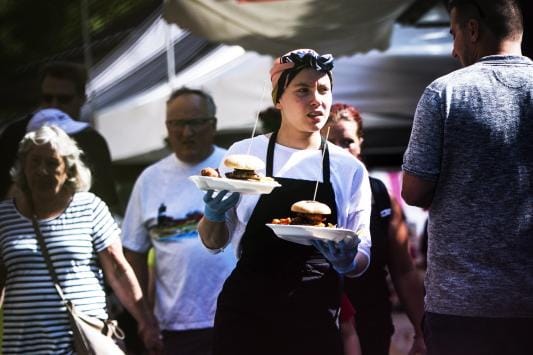 Erilaiset tapahtumat vetävät väkeä Vaasaan, mikä näkyy myös hotellien varauskirjoissa. Tällä viikolla vaasalaiset pääsevät nauttimaan ulkomaisista ruoista, kun Street Food Fiesta täyttää torin laidan. KUVAT: OUTI NEUVONEN