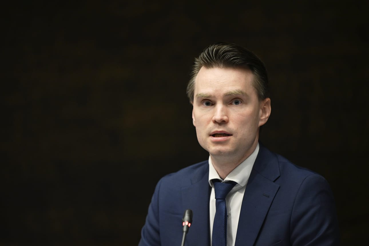 Valiokunnan puheenjohtaja Heikki Autto totesi tiedotustilaisuudessa, että puolustusselonteko on hänen mielestään yhä ajan tasalla. LEHTIKUVA / EMMI KORHONEN