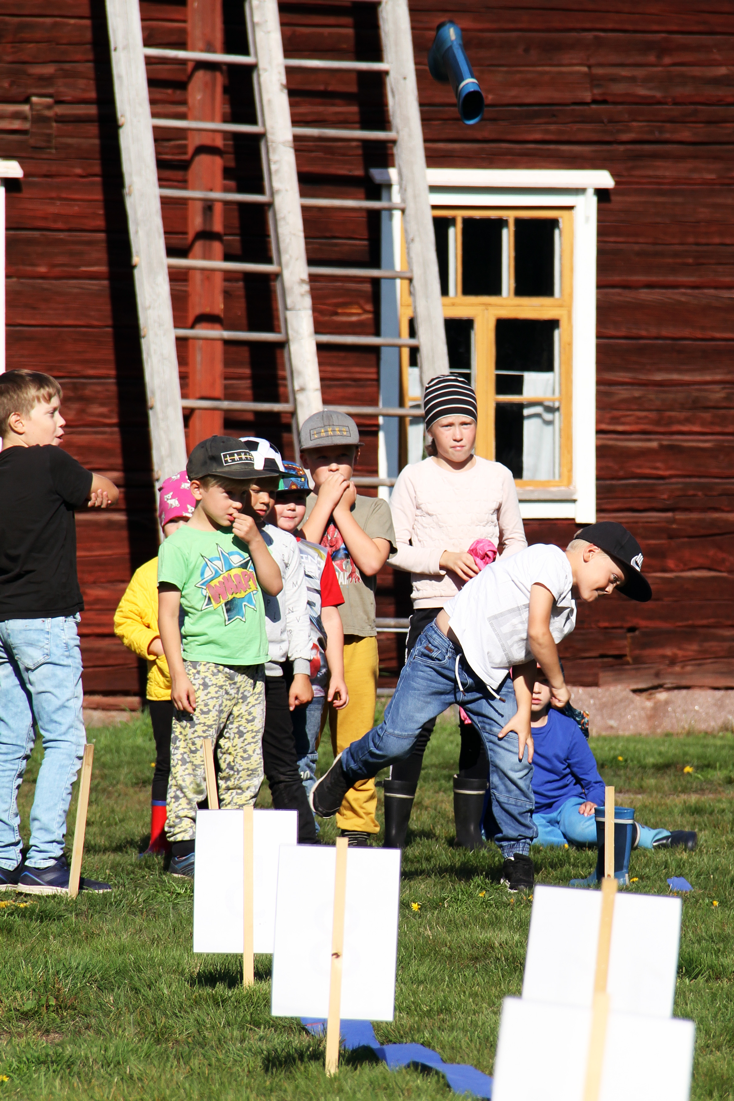 Saappaanheittopaikalla kävi vilske.