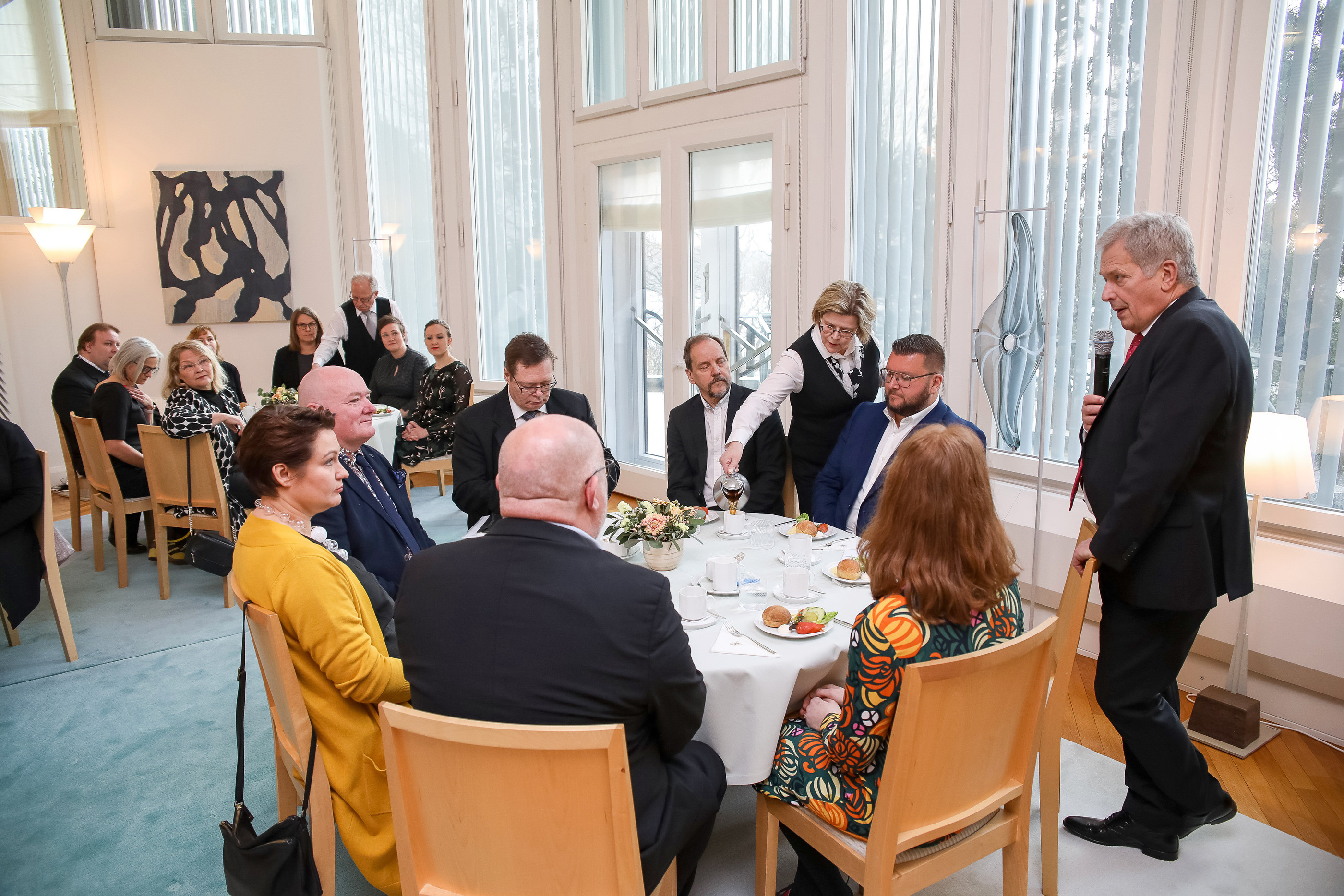 <p>Kahvitilaisuuden keskustelut kattoivat ulkopolitiikan kysymyksistä  ilmastonmuutokseen, aluepolitiikkaan ja elämisen mahdollisuuksiin eri puolilla Suomea. Myös paikallislehtien rooli ja lukemisen tärkeys olivat keskusteluissa esillä.</p>