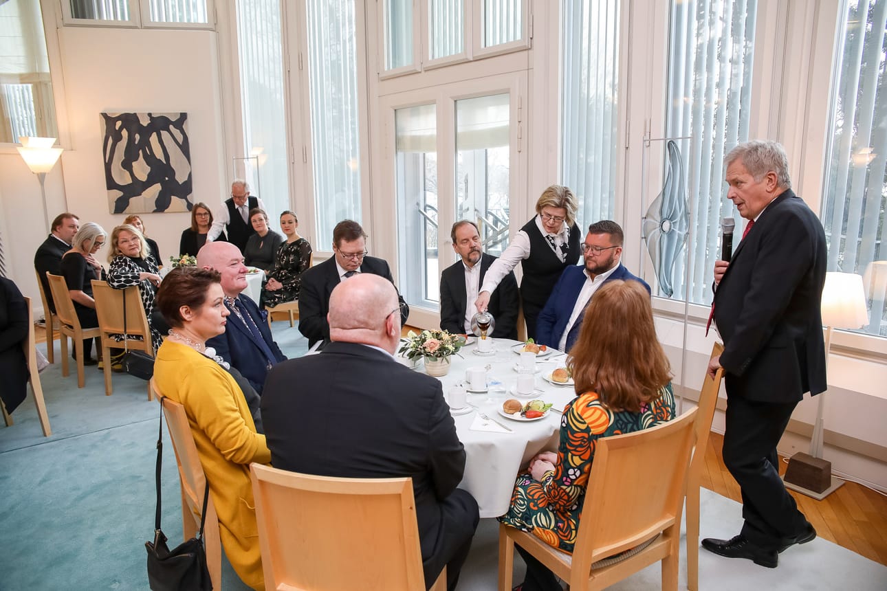 Kahvitilaisuuden keskustelut kattoivat ulkopolitiikan kysymyksistä ilmastonmuutokseen, aluepolitiikkaan ja elämisen mahdollisuuksiin eri puolilla Suomea. Myös paikallislehtien rooli ja lukemisen tärkeys olivat keskusteluissa esillä.