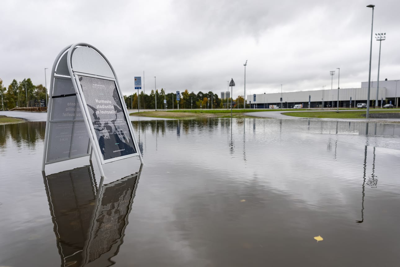 Heinäpään stadionin läheisyydessä tulvi sunnuntaina päivällä ihan kunnolla.