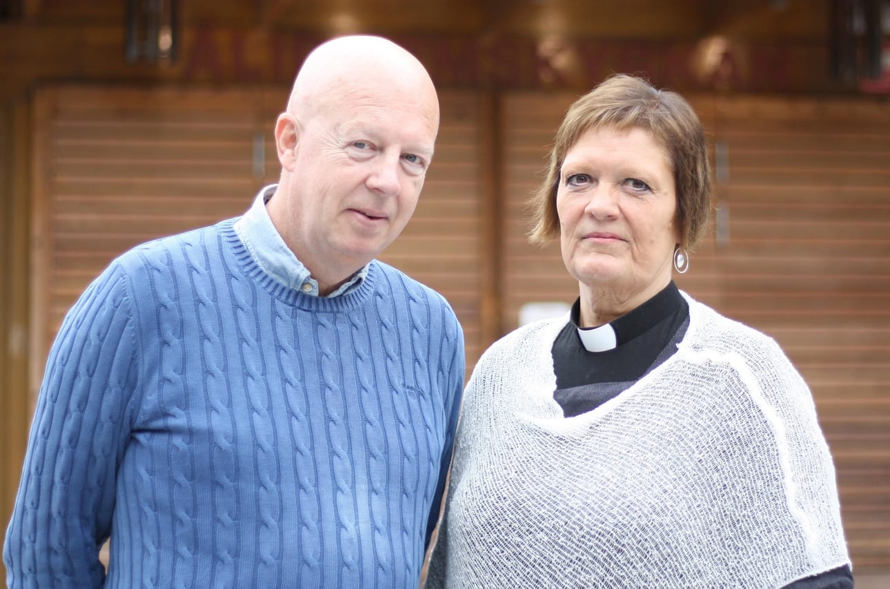 Mikael Åströmin ja Ingrid Holmström Pavvalin mukaan surun keskellä puhuminen, hiljentyminen ja kynttilöiden sytyttäminen voivat auttaa.