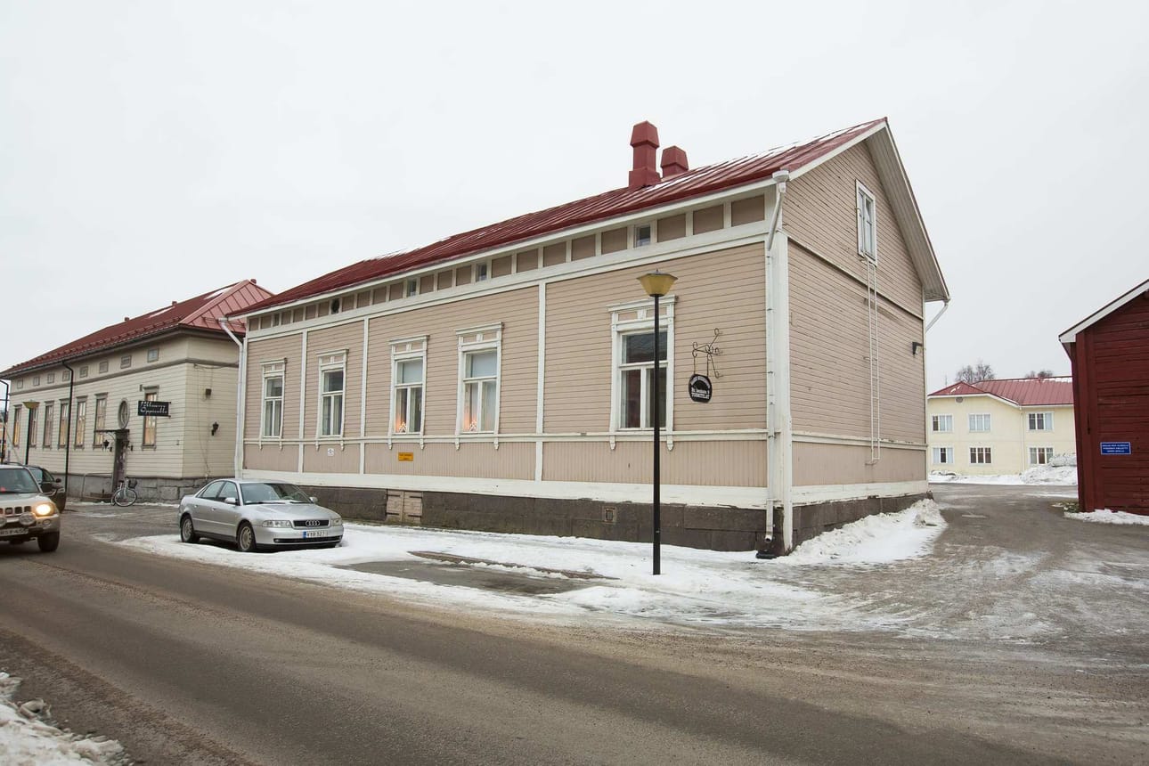Tiistaina ikkunankoristeluvastuussa on Raahen musiikkiopisto, joka pitää majaansa Brahenkadulla Fellmanin veljesten Johanin ja Baltzarin vanhassa kotitalossa.