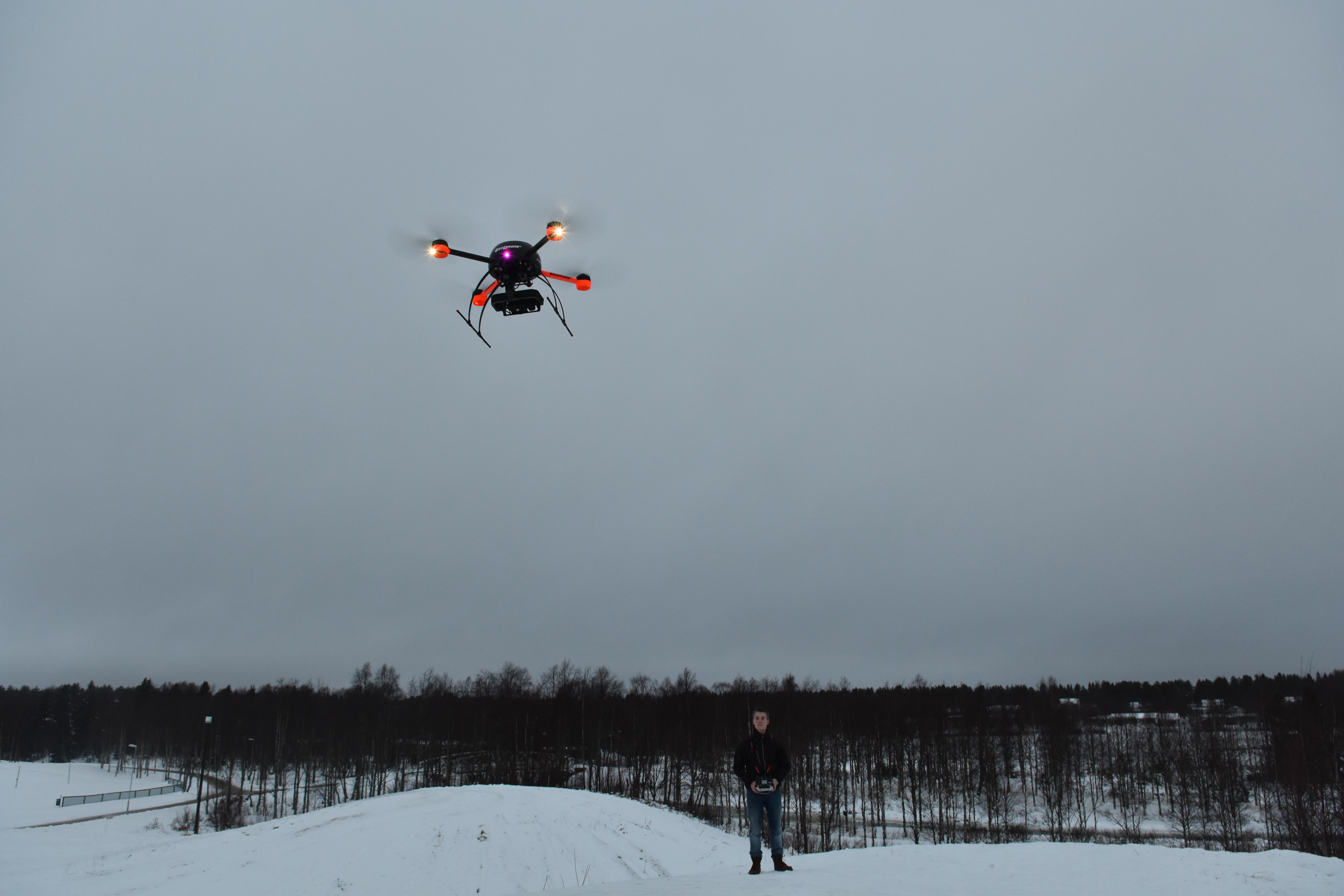 Poliisimieskin kävi ihmettelemässä Eetu Klemetin &rdquo;ufoa.&rdquo;