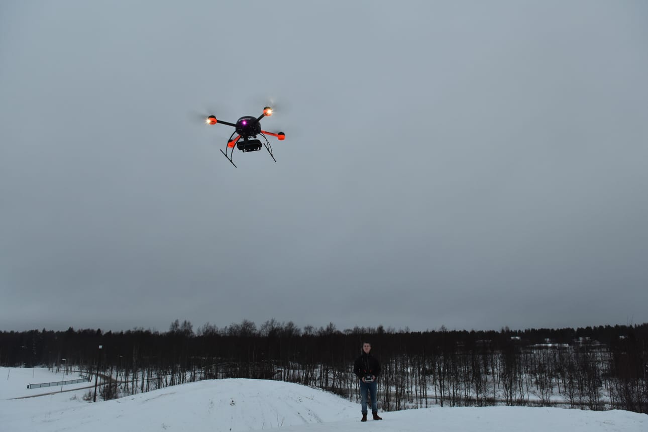 Poliisimieskin kävi ihmettelemässä Eetu Klemetin ”ufoa.”