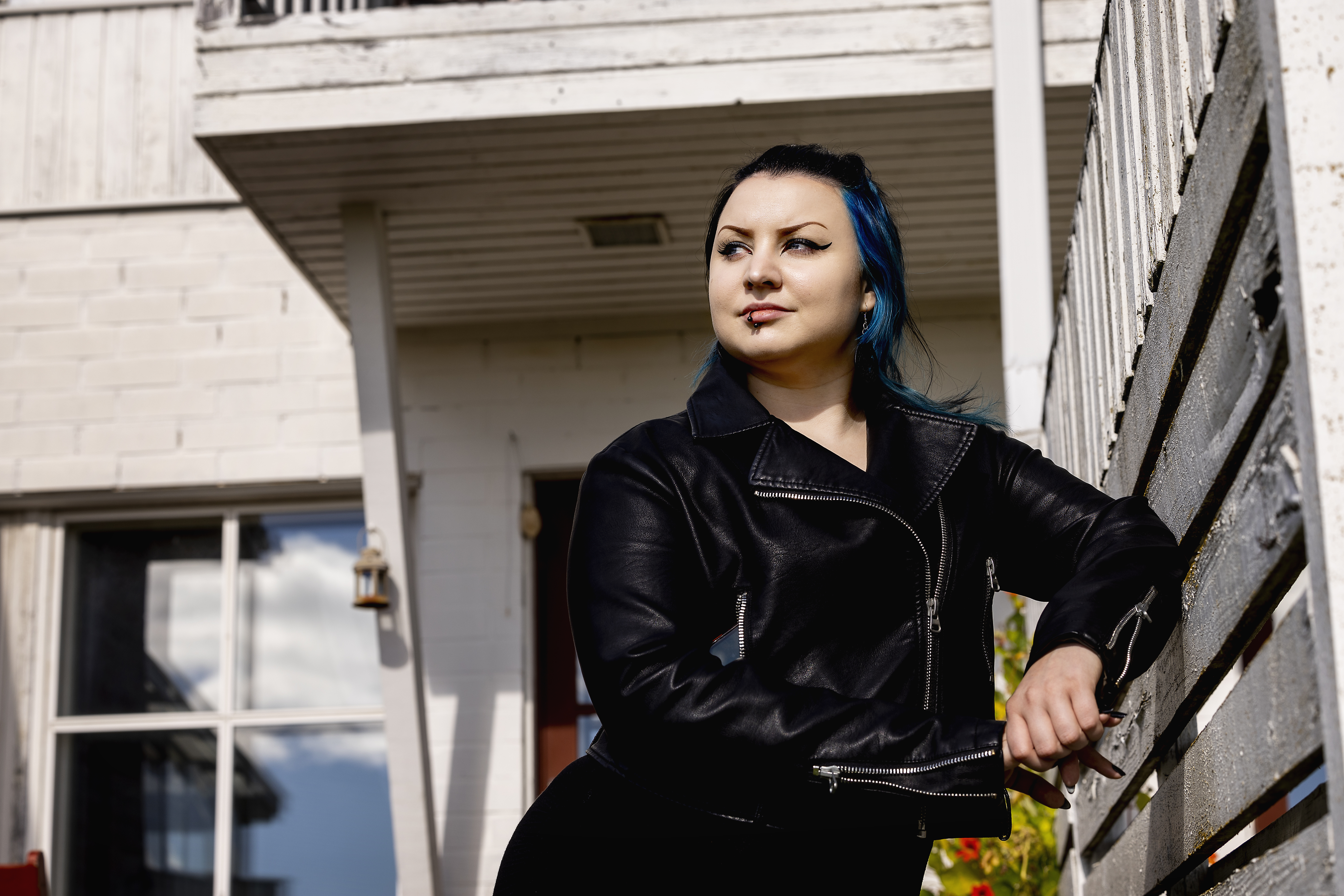 Puukoniskuja, silitysraudalla polttamista ja piikkilankaa keskivartalolla – Maria Kankaalla on sairaus, jonka oireet kuulostavat kidutukselta 