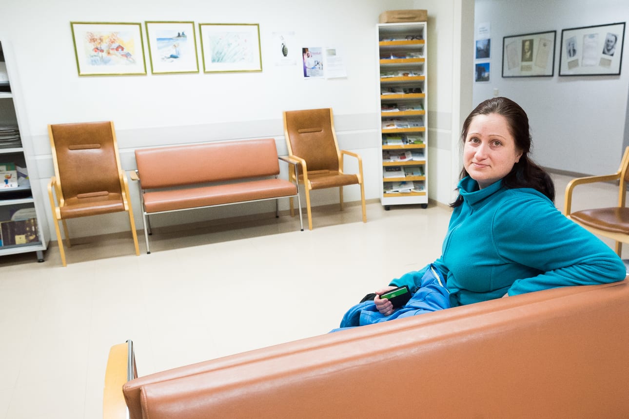 Signe Kyllönen varasi ajan laboratorioon netin kautta. Varatulle ajalle tulijalla on vara valita missä haluaa istua, kun laboratorioon ei enää tarvitse jonottaa.