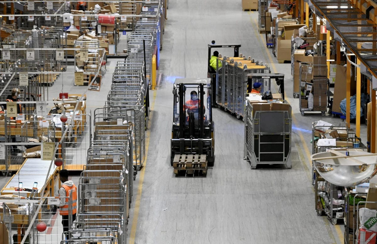 Yhtiön mukaan pakettien toimitukset koteihin ovat olleet tänä vuonna suosittuja. LEHTIKUVA / Markku Ulander