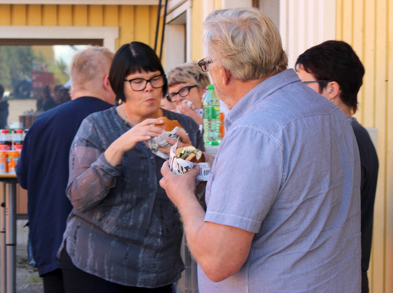 Burgerimaistajaisissa oli kesäjuhlatunnelmaa. Etualalla Riitta Tervonen ja Eero Kivioja. Kaiuttimen kautta soi Matin ja Tepon sekä Kake Randelinin biisejä taustamusiikkina.