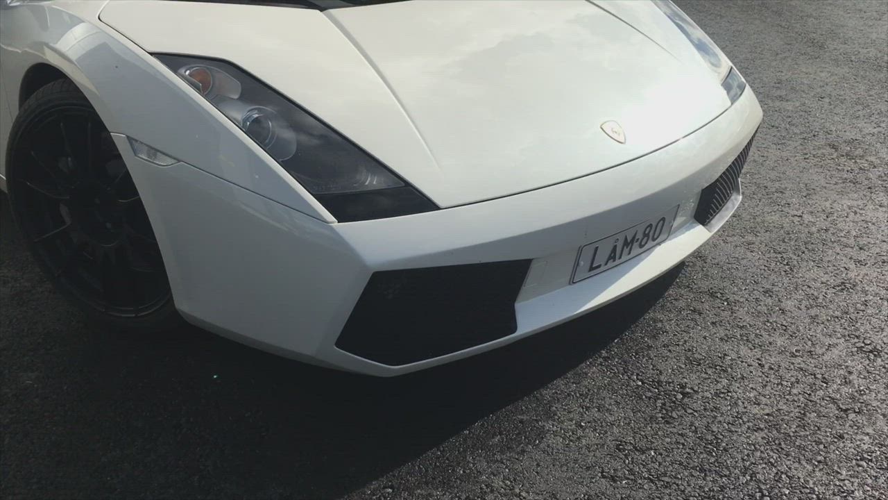 Katso video: Kaasu pohjaan ja Lambo niittaa istuimeen – superautokyytejä lasten syntymäpäivälahjaksi, moni haluaa myös itse päästä rattiin
