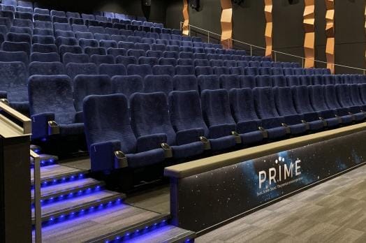 Pykälää paremmat penkit, entistä parempaa audiota ja kuvanlaatua. Elokuvateatterit kilpailevat katsojien rahoista satsaamalla premium-laatuun. Tältä näyttää BioRexin uusimmassa, viime kesänä avatussa Prime-salissa Hämeenlinnassa. KUVA: BIOREX