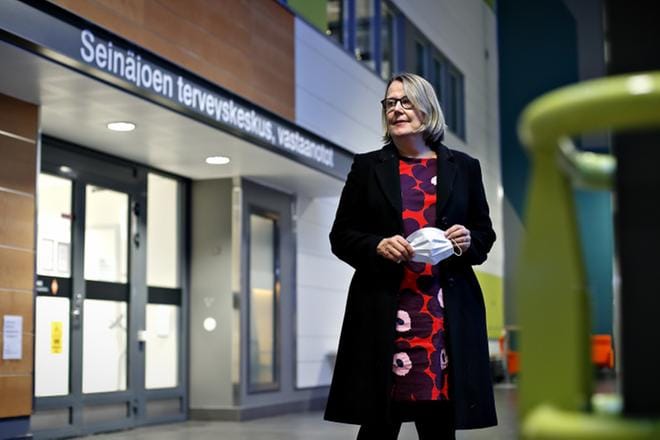 Seinäjoen johtava ylilääkäri Tiina Perä muistuttaa maskien käytöstä ja turvaväleistä. KUVA: TOMI KOSONEN