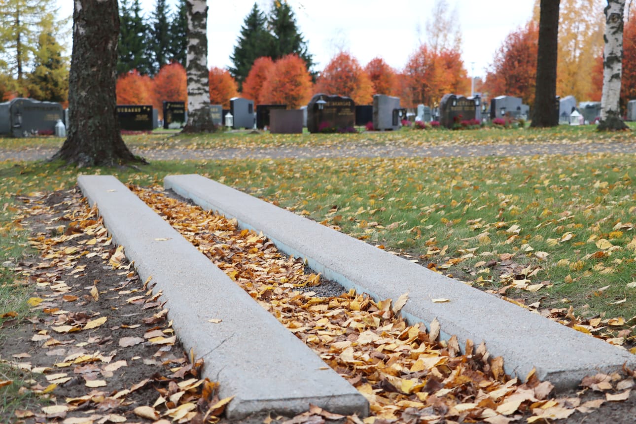 Alavuden uudella hautausmaalla otetaan syksyn aikana käyttöön alue, johon on asennettu hautapalkit.