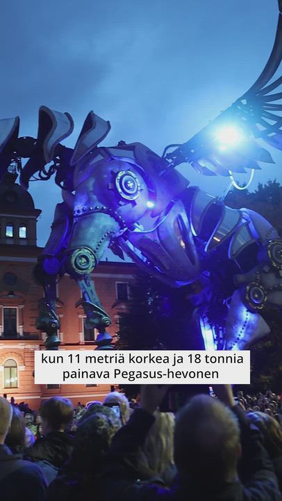 Jättihevonen kulki Oulun keskustassa
