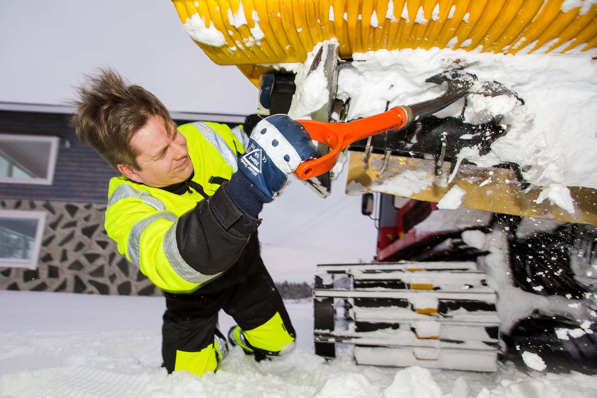 Marko Eskolan pitää välillä myös puhdistella latukonetta.