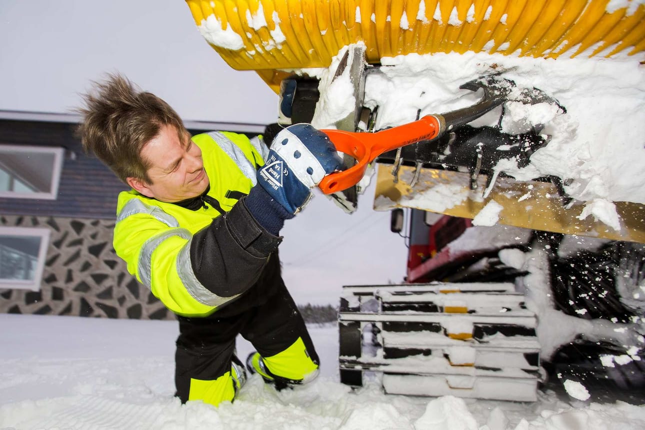 Marko Eskolan pitää välillä myös puhdistella latukonetta.