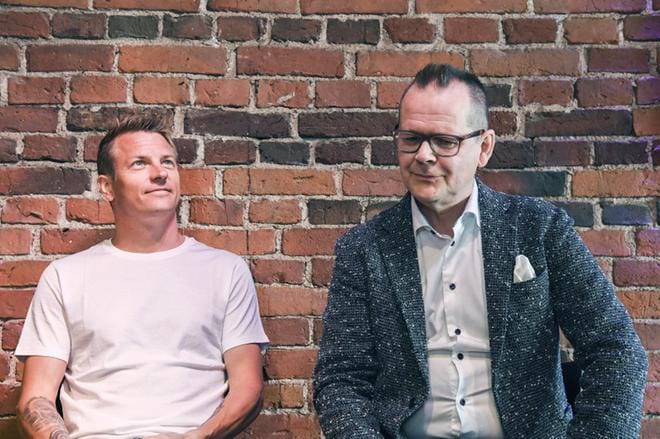 Kirjailija Kari Hotakainen (oik.) seurasi usean kuukauden ajan Kimi Räikköstä (vas.) kirjaansa varten. Hotakainen myös asui jonkin aikaa Räikkösen luona. KUVA: KIMMO BRANDT