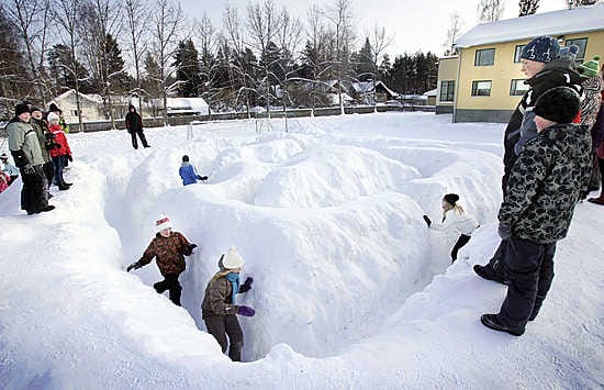 Patamäen koululaiset ovat värkänneet 200 neliön kokoisen lumilabyrintin.
