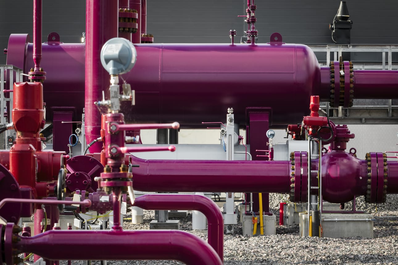Gasgrid asentaa aikanaan maan alle vedyn siirtoputkistot. Maan päällä kulkevia maakaasuputkistoja yhtiöllä jo on käytössä. Kuvassa on maakaasuasemalta lähteviä putkia.