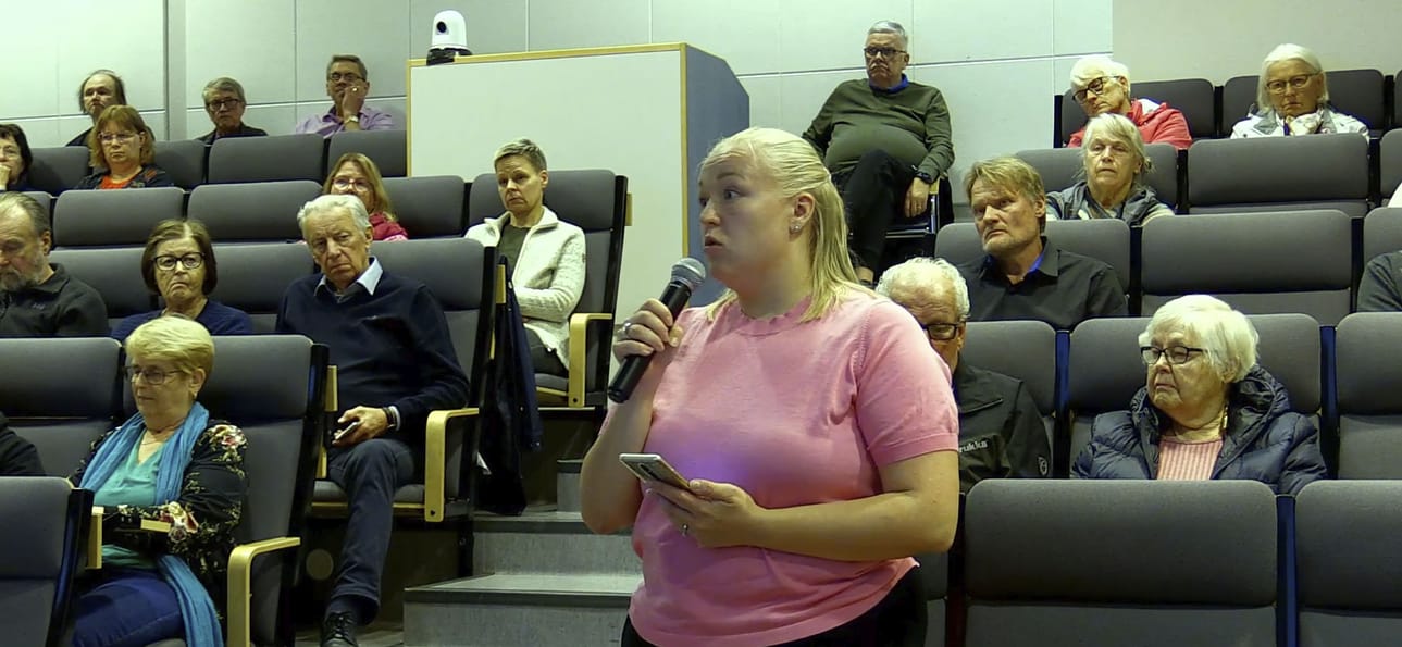 Marjut Suviaro puhumassa Oulaskankaan merkityksestä Pohteen järjestämässä asukastilaisuudessa syksyllä 2024.